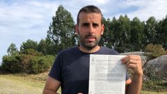 Soto mostrando la denuncia que present� en el cuartel cuando sufri� el fraude cibern�tico