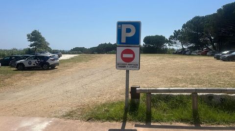 Uno de los aparcamientos de la playa de Montalvo, en Sanxenxo
