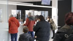 Usuarios del centro de salud de Nar�n, este mi�rcoles ante el mostrador