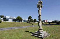 El artista Vidal Payo esculpi� el cruceiro situado en el pol�gono industrial Lal�n 2000. 
