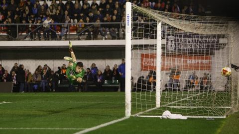 Alberto S�nchez tratando de frenar el esf�rico