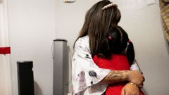 Una mujer venezolana abraza a su hija de 5 aos en su apartamento en Aurora, Colorado, en medio de la incertidumbre generada tras el despliegue de agentes de inmigracin.