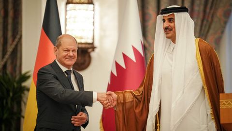 Olaf Scholz junto al emir de Catar, Al Thani, en su visita de ayer al pa�s oriental.