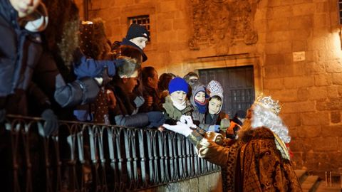 Miles de personas salieron a las calles de Ourense para recibir a sus majestades de Oriente pese al frío