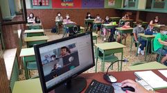 Una clase h�brida (presencial y telem�tica para los ni�os con cuarentena) se celebr� en muchos centros gallegos -en la imagen, el colegio Maristas de Ourense- mientras la actividad lectiva sigui� como siempre incluso en el aula donde se detect� un positivo