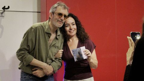 Xoel L�pez, con una admiradora, este mi�rcoles en la Fnac