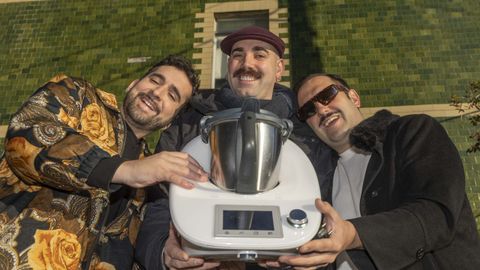 Xaqu�n e Mat�as posan coa Thermomix que pide Samuel, no centro da imaxe, para os Reis.