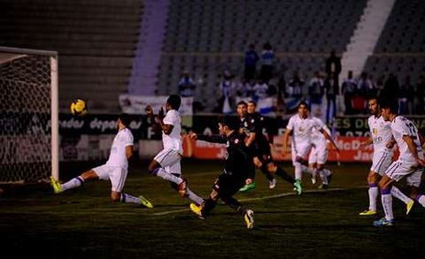 Luisinho desaprovech� una excelente oportunidad de gol en la primera parte tras el saque de un c�rner.