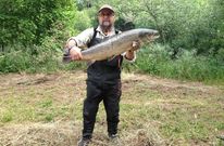 Santeles se estren� con el mayor salm�n de la temporada, de 7,8 kilos, que pesc� Antonio Mar�a Garrido.