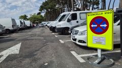 Se�al que indica la prohibici�n de aparcamiento y estacionamiento por O Marisqui�o.