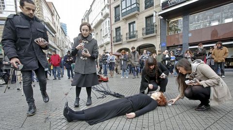 Nin unha mais. Performance de Ana Gesto en la Praza da Peregrina contra la violencia de g�nero
