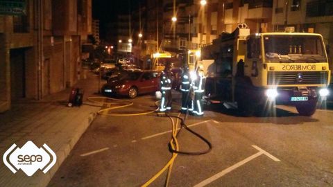 Los bomberos extinguen un incendio en un garaje de Pravia.Los bomberos extinguen un incendio en un garaje de Pravia