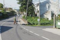 Vecinos de Extramundi atraviesan a diario la carretera en un cruce sin un paso para peatones. 
