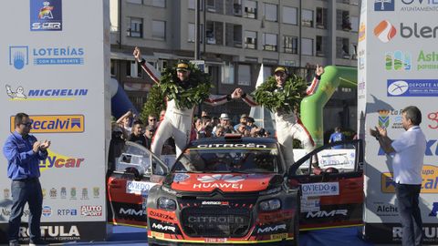 Los pilotos Alejandro Cach�n (d) y Alejandro L�pez, del equipo Citroen, se han proclamado campeones de la 59 edici�n del Rally Princesa de Asturias