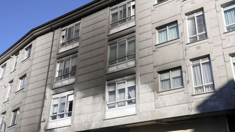 La fachada del edificio qued� te�ida de negro por el humo del incendio