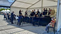 Actuaci�n da Banda de M�sica de Vilalba na praza da Constituci�n, durante a feira