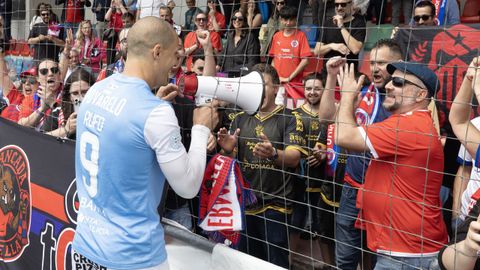 Rufo celebra con su afici&oacute;n el triunfo en Carballo