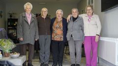 Rosa Estrada, Rosa P�rez, Mar�a del Carmen Seoane, Mar�a �lvarez y Maruja Fern�ndez, en Quintela de Leirado