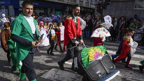 El multitudinario desfile escolar de entroido de Xinzo llen las calles del municipio