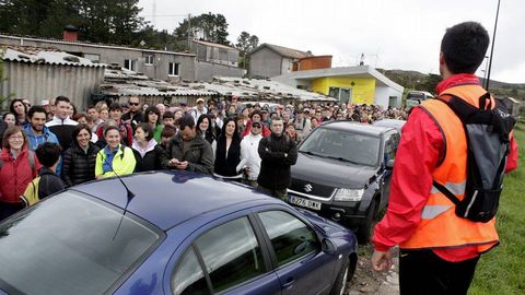 Andainas Co�ece a Costa da Morte. Ruta por Dumbr�a. Explicaciones del t�cnico de deportes de Dumbr�a, Celso Ferr�o, antes de la salida.