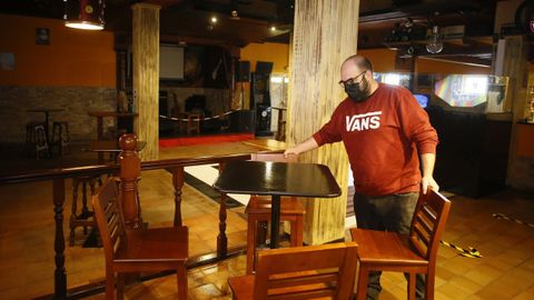 Aitor Losada, gerente, en las instalaciones de la discoteca del Flora, donde las mesas altas han sustituido a los sof�s por el covid