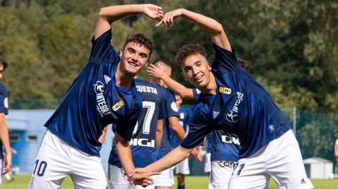 lex Cardero y Mario Sese celebran uno de los goles del Vetusta