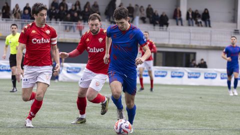 Los locales Fabi�n y �lex persiguen a un futbolista del Betanzos.