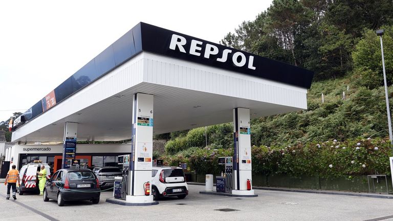 Gasolinera de Magazos, con eucaliptos cerca
