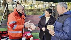 Un puesto de Cruz Roja en el primer mercadillo solidario organizado por el Colectivo Vermut en el Club Fluvial de Monforte