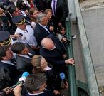 Los ministros de Interior y Fomento, visitando Angrois con el presidente de Renfe el d�a 27.