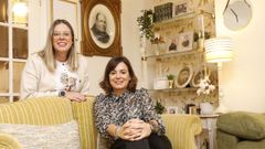 Las hermanas Marta y Mnica Agrafojo en el saln de la Casa de los Barbazanes, donde exhiben con orgullo las fotos de los habitantes que pasaron por esta morada con historia (en la pared, la de su abuelo, Ramn). El alojamiento vacacional tiene 5 habitaciones, 8 camas y una capacidad para 12 personas (en enero harn una reforma para habilitar definitivamente otras 4 plazas en la planta de arriba y un par de baos ms). Cuenta adems, con unos amplios exteriores con jardn, piscina, zona de barbacoa, hrreo, porches, una sala de juegos infantil y zona de aparcamiento privada, entre otras comodidades.