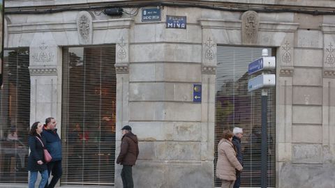 La placa actual de S�nchez Bregua convive con una antigua de la plaza de Mina
