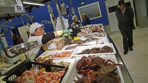 Venta de marisco y pescado en el mercado de Ribeira.