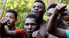 Cientos de inmigrantes cruzan la valla de Ceuta