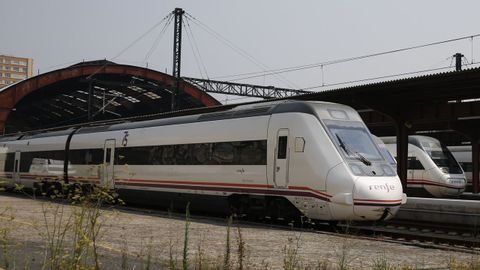 Un tren Alvia estacionado en le terminal ferroiaria de San Cristbal (A Corua), en una imagen de archivo.