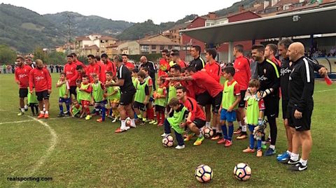 La plantilla posa con los ni�os en Blimea