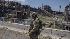 Un soldado ruso patrulla por la ruinas de la planta de Azovstal en Maripol, arrasada por los bombardeos del Ejrcito de Mosc