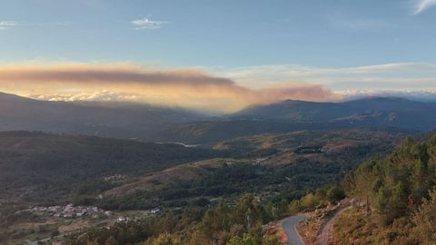 Vista desde Lobios del incendio que afecta a la parroquia de Vencens, en Entrimo, y que entr por Portugal.