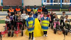 Polic�as locales de Cambre y miembros de Protecci�n Civil hablaron de seguridad vial a los alumnos del CEIP Graxal del municipio.