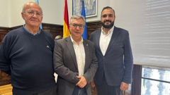 Luis Menor, en el centro, con el presidente del Centro Galego de la Rep�blica Dominicana, Antonio S�nchez (derecha), y con Jes�s Su�rez Conde.