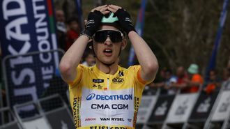 Paul Seixas celebra la victoria en las Cuevas de Medukilo, en la segunda etapa de la Itzulia