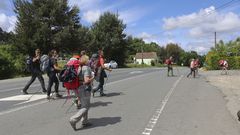 La presencia de caminantes es constante en la N-547 entre Santiago y Santa Irene (O Pino)