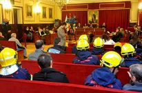 Unos 30 bomberos siguieron ayer el debate de la moci�n del BNG en el pleno de Ferrol.