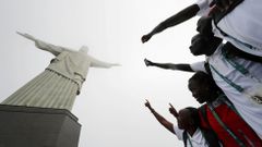 Miembros del equipo Olmpico de refugiados posan frente a la estatua del Cristo Redentor de Brasil