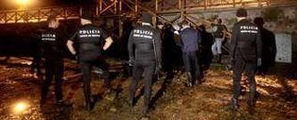 Agentes de la Polic�a Auton�mica identifican a varios furtivos durante una redada, el pasado verano, en la r�a de O Burgo.