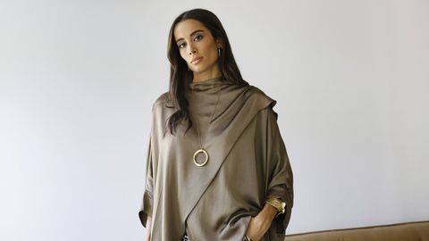 La capa, el colgante y el brazalete son de Cuatro Islas