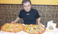 Gonzalo Garc�a, Tito, con la pizza para 6 u 8 personas