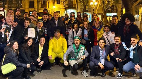 Mari�n Mouri�o, Marco Garc�s y Carlos Cao, con miembros de Blau Cel, pe�a del Celta con sede en Barcelona.