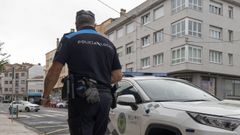 Un agente de la Polic�a Local en una localidad de la Costa da Morte, en imagen de archivo