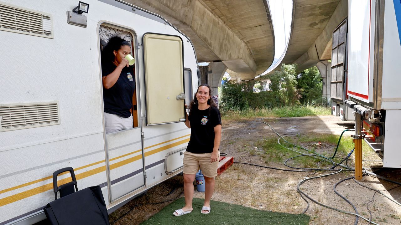 Un centenar de feriantes pasan el verano bajo un puente en Vigo sin poder trabajar sus atracciones